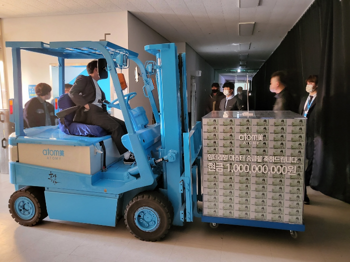 현금 10억원 (스테이지 위 지게차로 증정!), 최고급 승용차 지급 (운전기사 지원), 50평 오피스텔 제공 (비서 지원), 해외여행 티켓 4매, 임페리얼 리더스 클럽 자격 (후원 활동비 월 1천만원). 🤩