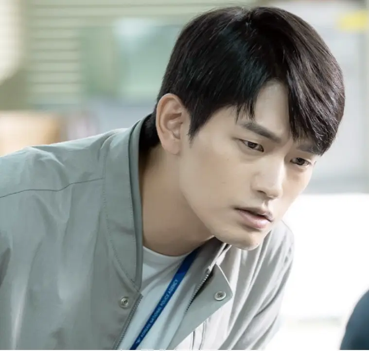 재벌X형사- 회색 잠바 안 흰면티를 입고 앞을 심각하게 바라보는 박준영