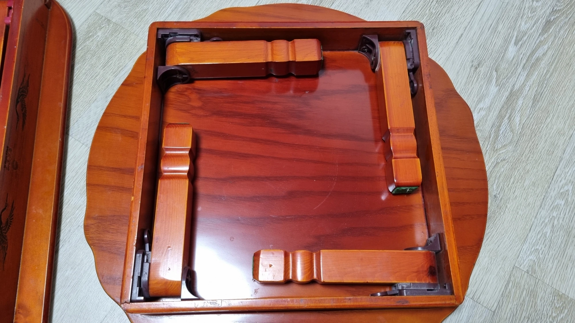 다리가 접어지는 방향