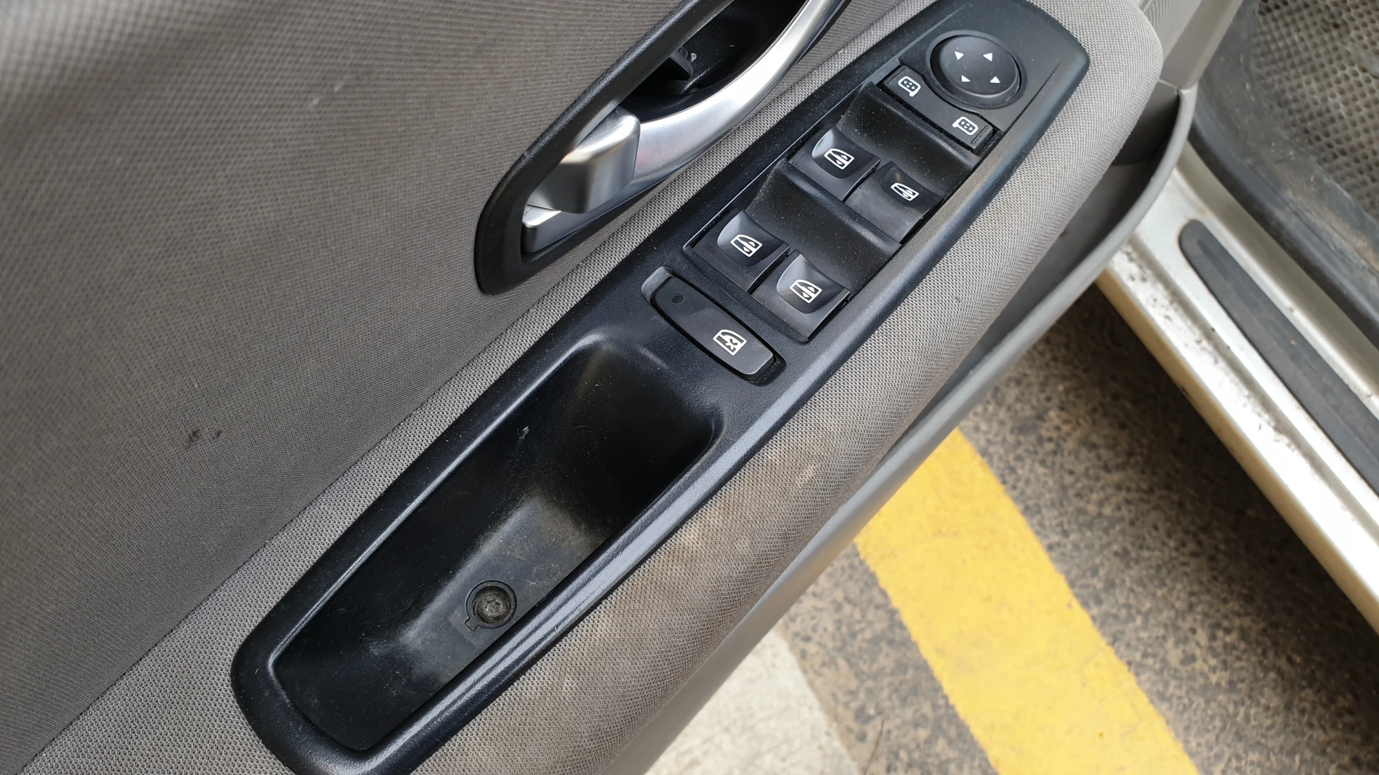 팔걸이 손잡이 사이드미러 버튼 창문 스위치