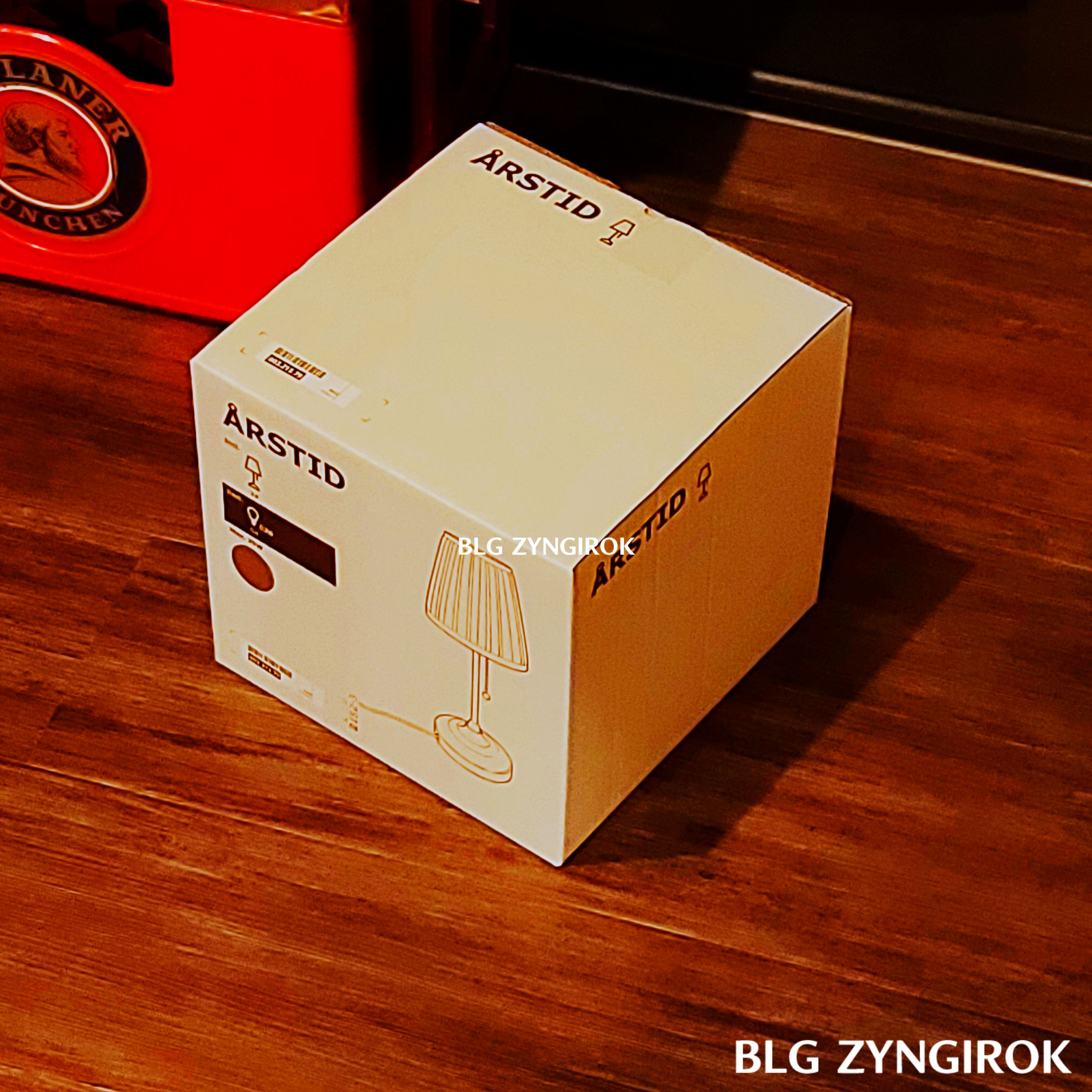 이케아-아스트리드-조명-상자가-바닥에-놓여있다.