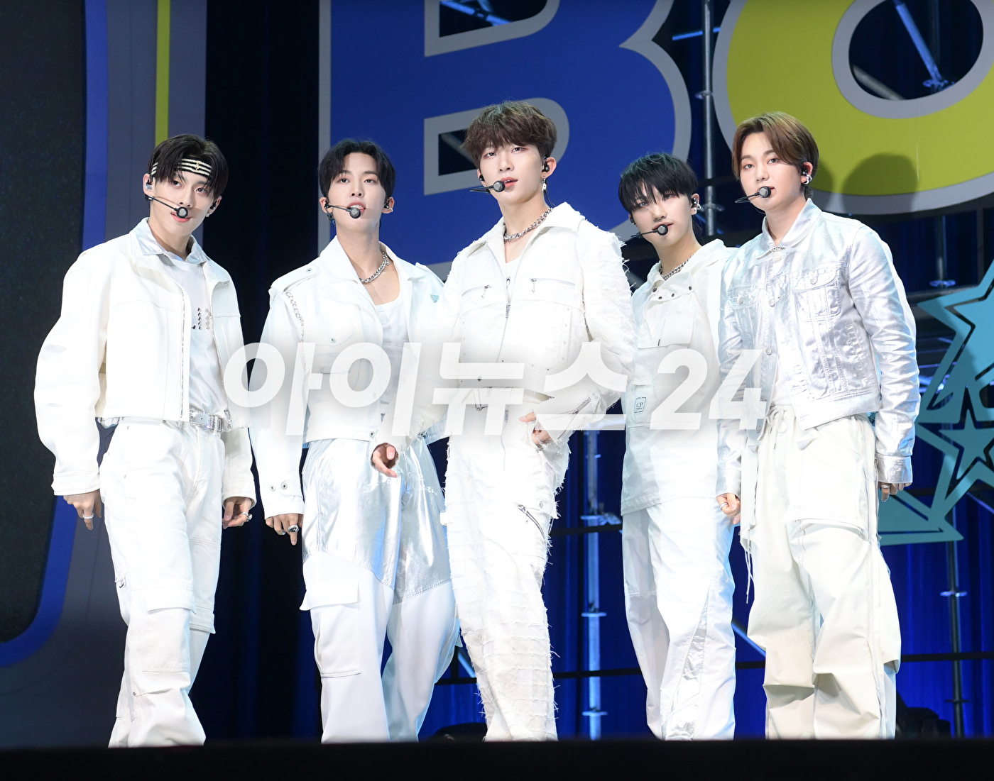 그룹 더뉴식스(TNX)가 7일 오후 서울 한남동 블루스퀘어에서 열린 더뉴식스 세 번째 미니 앨범 '보이후드'(BOYHOOD) 미디어 쇼케이스에 참석해 타이틀곡 '킥 잇 포 나우'(Kick It 4 Now) 무대를 선보이고 있다. [사진=정소희 기자]