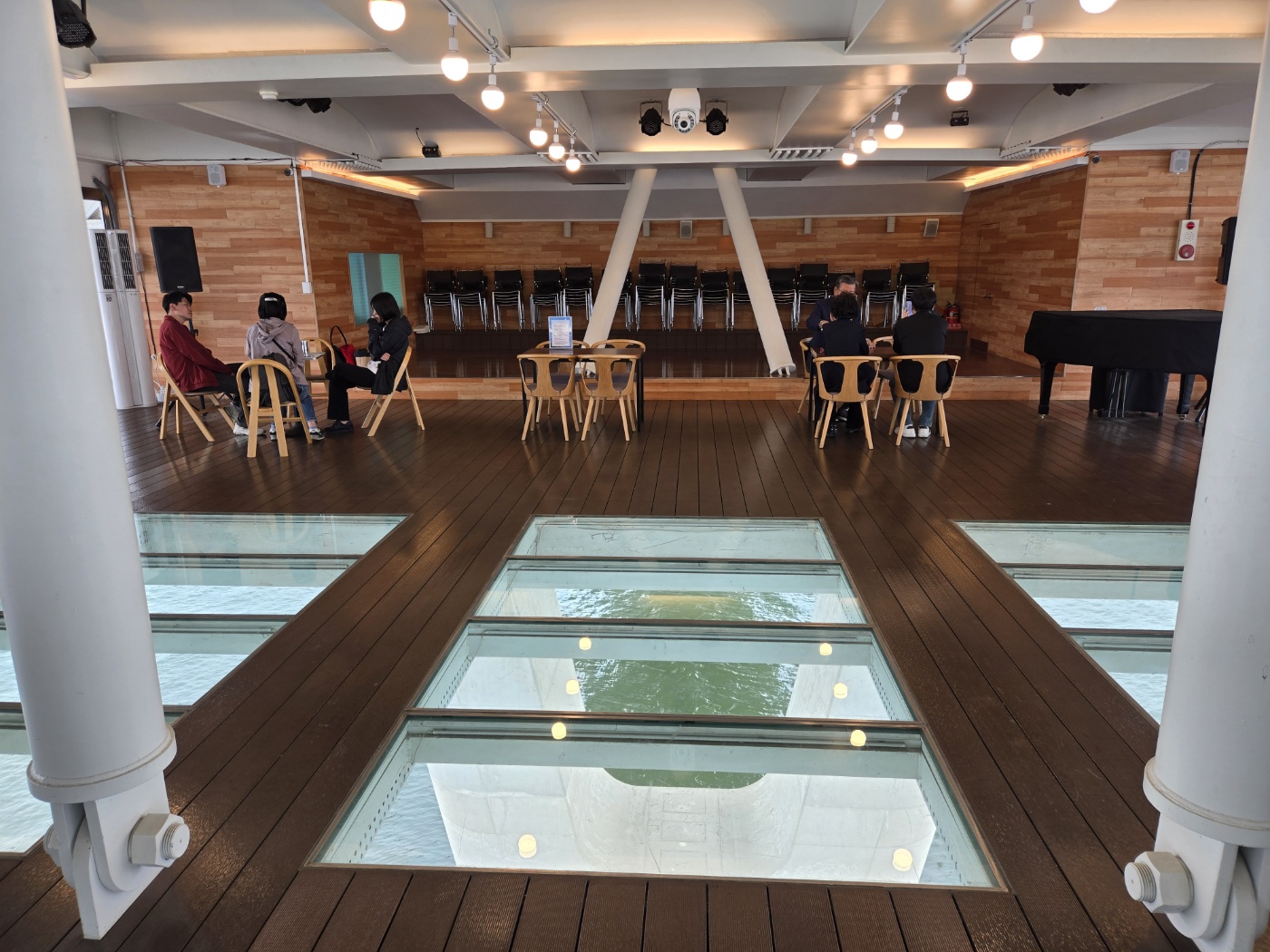 광진교8번가 바닥이 강화유리로 되어 있는 내부 모습