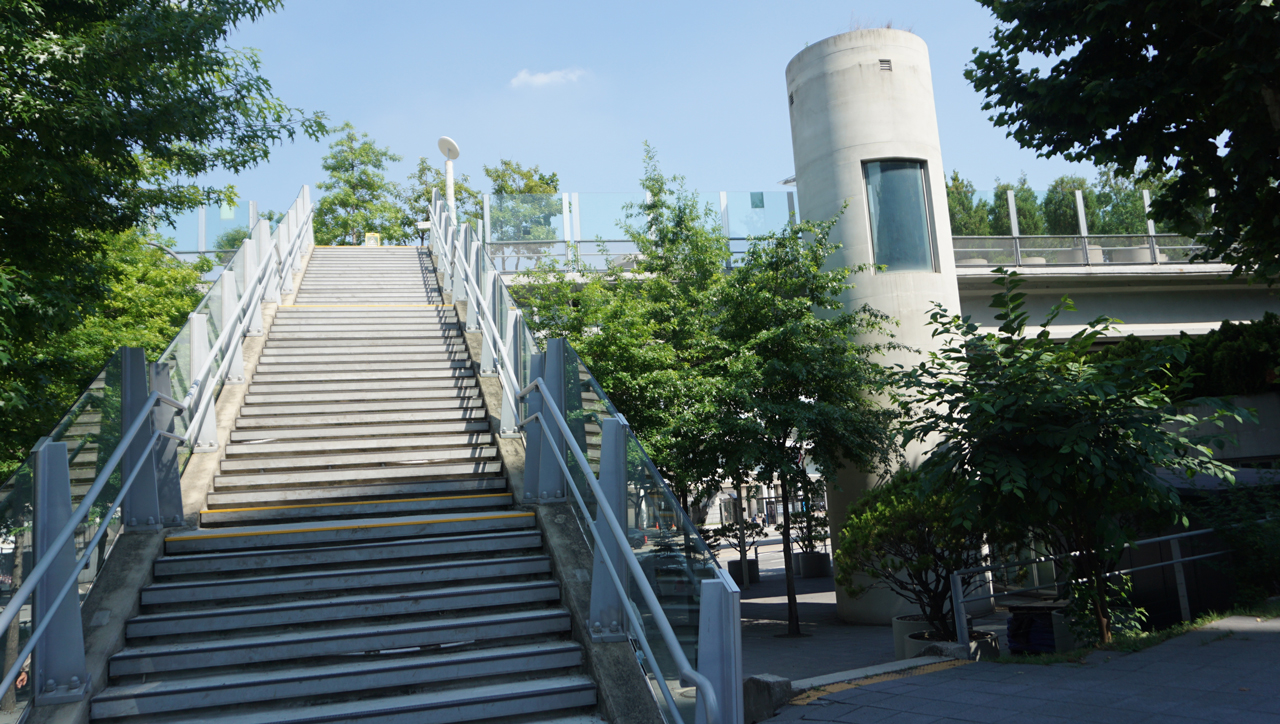 서울로 7017의 계단을 내려와서 올려다 보는 모습