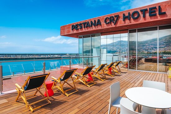 마데이라 섬의 페스타나 CR7 호텔은 유명 축구선수 크리스티아누 호날두와의 협업으로 큰 화제가 되었습니다.