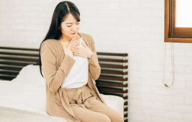 괴로워 보이는 여성