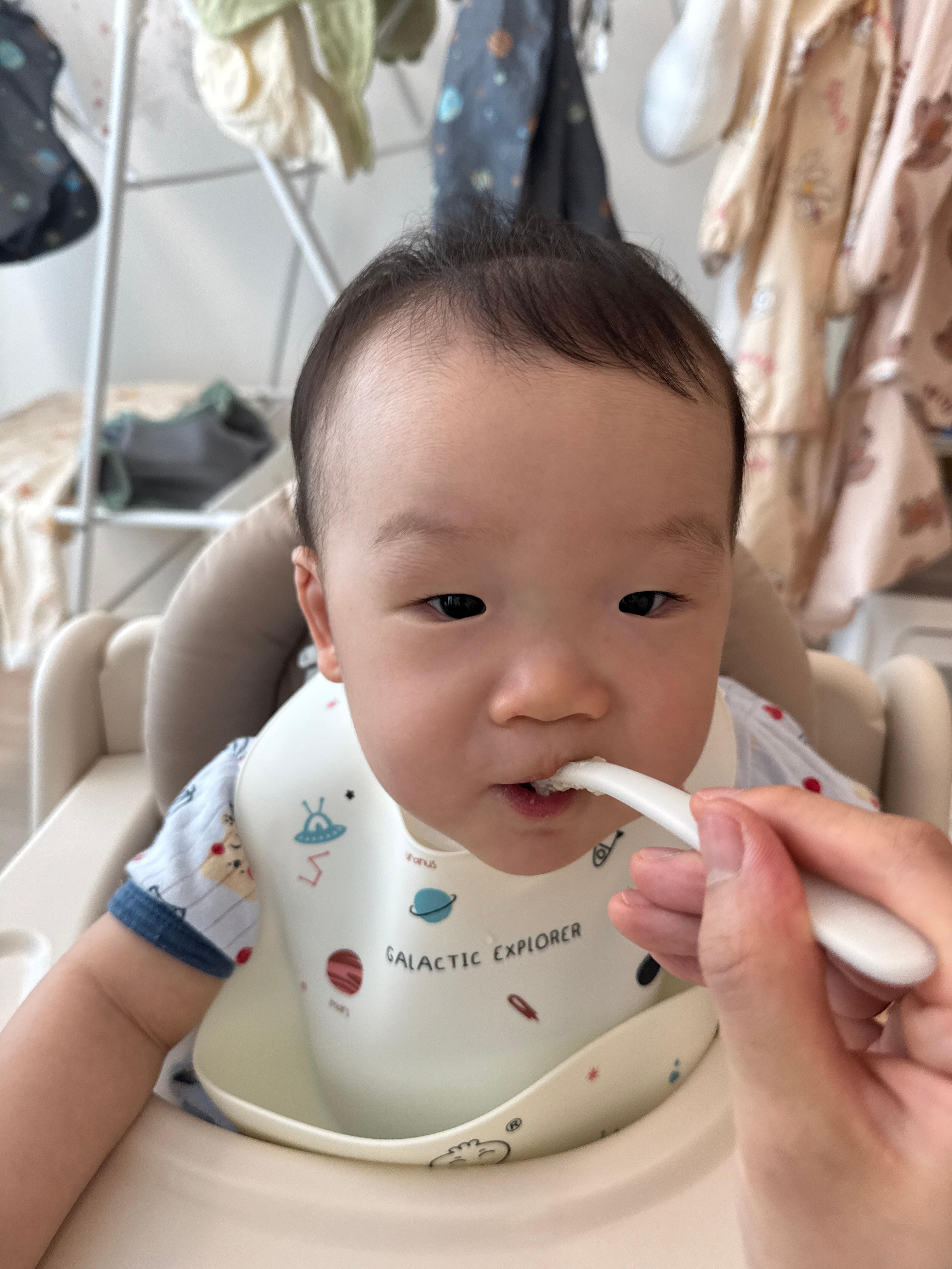 엄마 표정을 관찰하며 닭고기당근브로콜리죽을 먹는 아기 모습