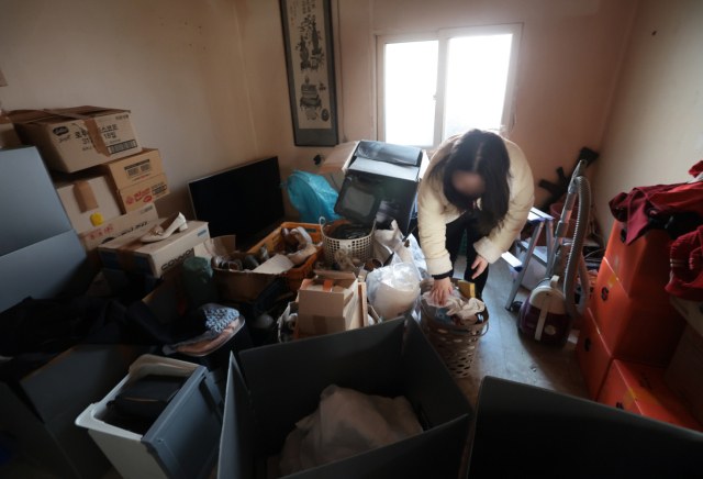 영케어러 A(24) 씨가 아버지가 사용하던 방을 정리하고 있다.