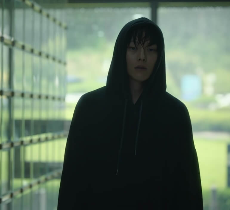 비에 젖은 모습으로 납골당에 서 있는 복귀주