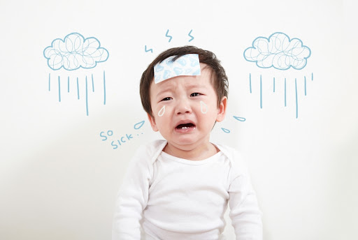 아파서울고 있는 아이