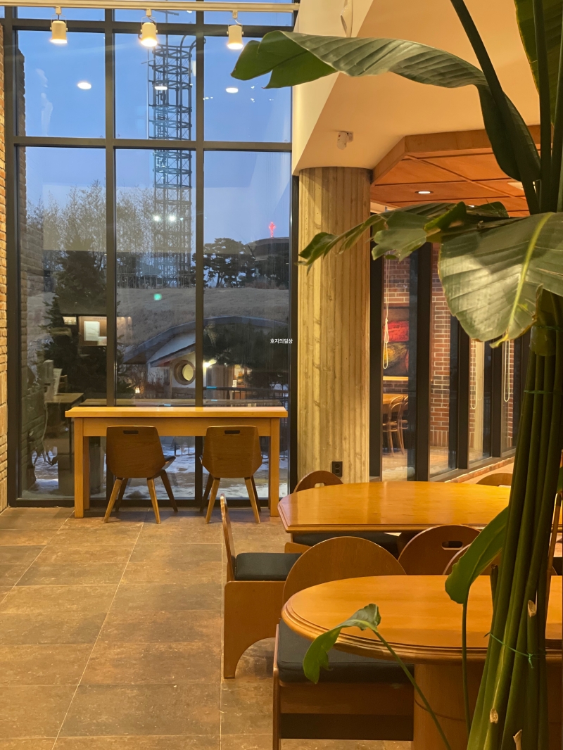 천안 카페 뚜쥬루 빵돌가마 마을 장작가마 카페 좌석