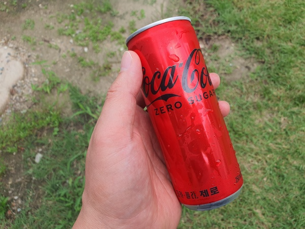 손에들려있는-제로콜라-한캔