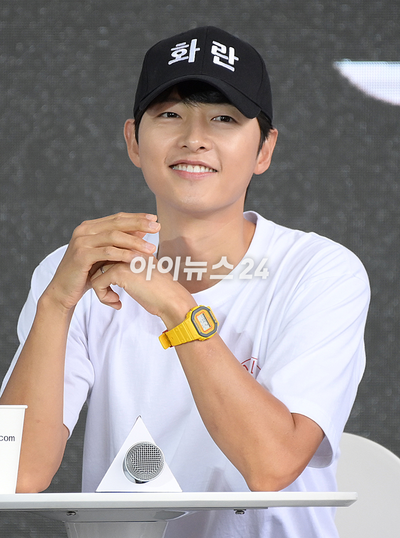 배우 송중기가 7일 오후 부산광역시 해운대구 영화의전당에서 진행된 제28회 부산국제영화제 &#39;화란&#39; 오픈토크에 참석하고 있다. [사진=정소희 기자]