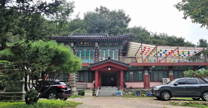 당성사 대웅전 앞, 절마당, 주차차량 2, 우측에 연등,