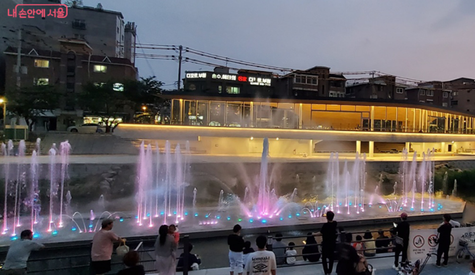 우이천 수변거점공간 조성과 함께 인근에 위치한 백년시장과 연계한 &lsquo;주말 차 없는 거리&rsquo;도 운영한다.