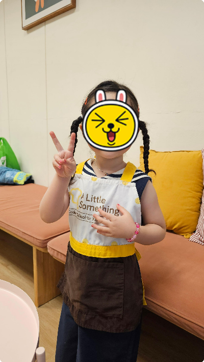 A Little Something 쿠킹클래스 앞치마 입은 사진