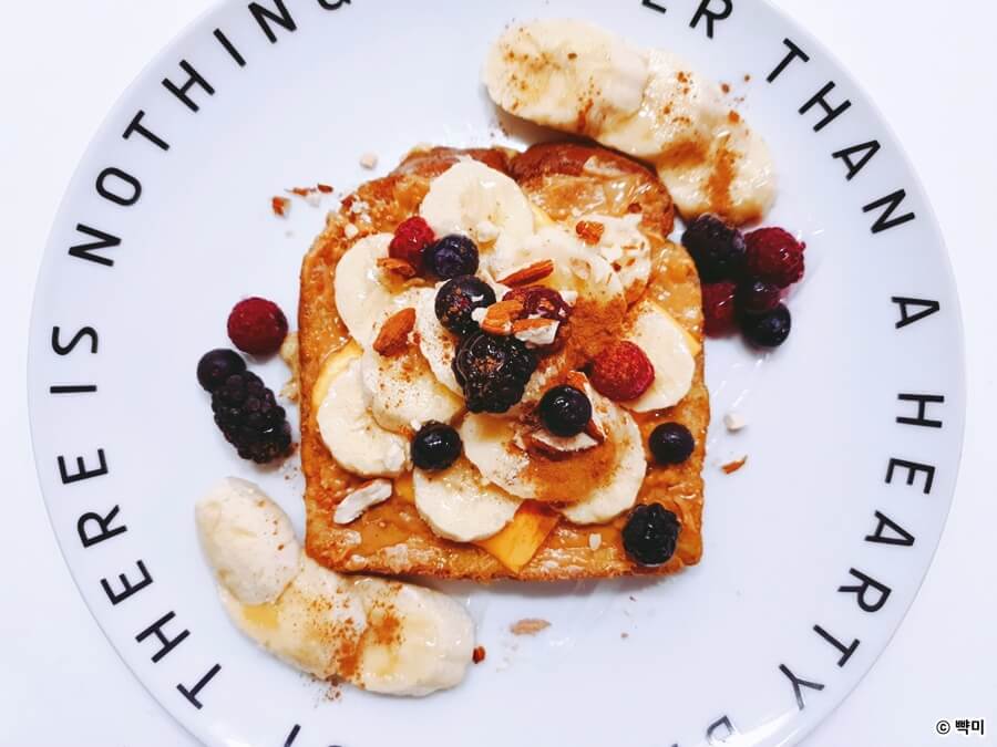 단짠으로 만든 프렌치토스트를 접시에 예쁘게 플레이팅한 간단 아침 레시피