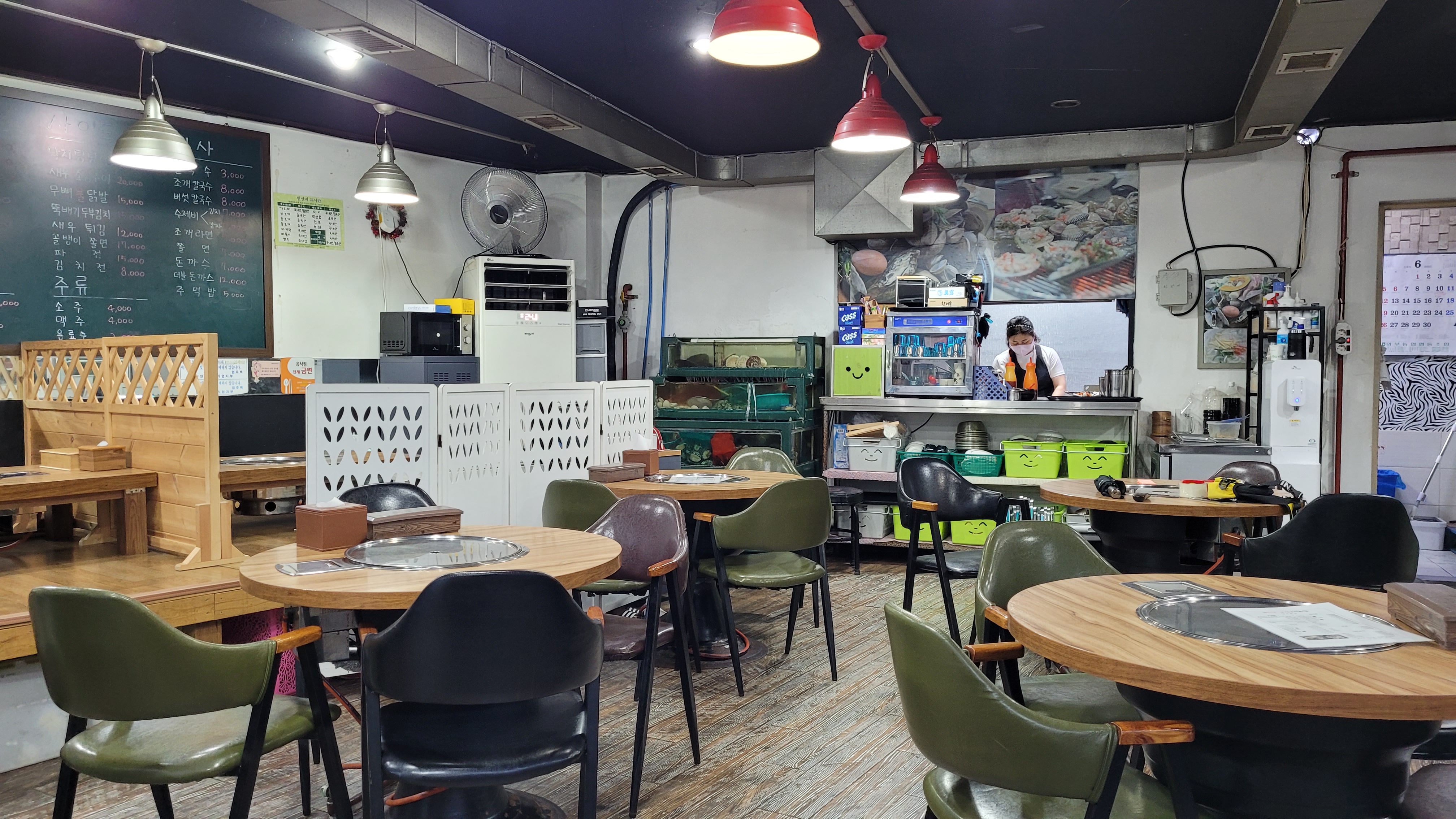 조개구이집 내부 전경