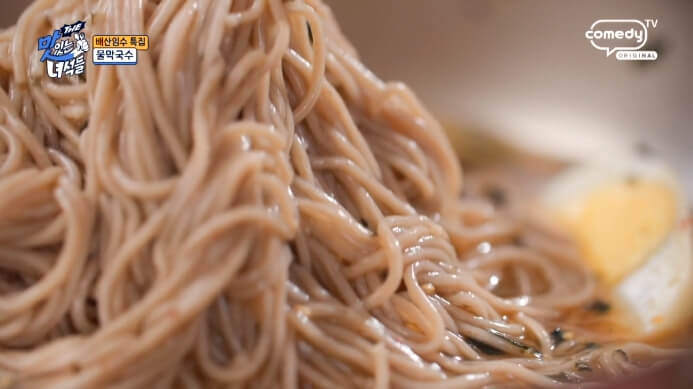 더-맛있는-녀석들-막국수