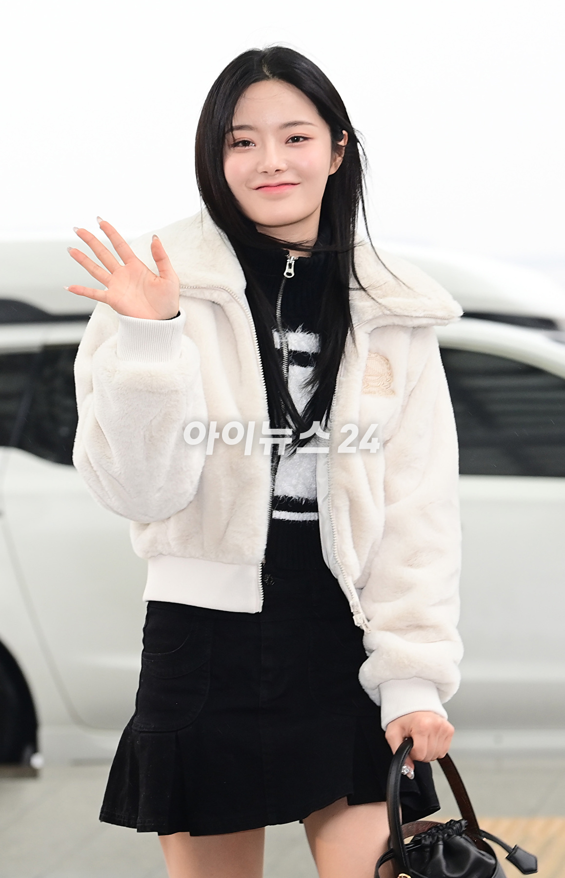 그룹 피프티 피프티 멤버 키나가 미국 LA에서 열리는 '2023 빌보드 뮤직 어워드' 프라이빗 파티 참석차 16일 인천국제공항을 통해 출국하고 있다. [사진=정소희 기자]