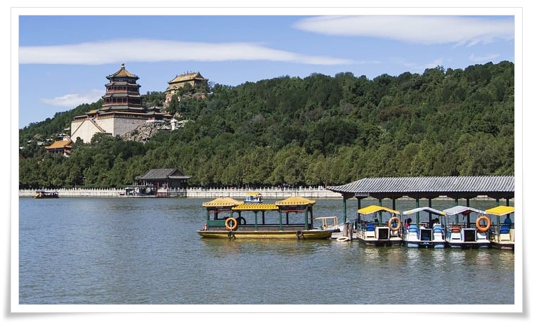 푸른숲의 산과 호수가 조화로운 풍경이며, 산의 정상에는 누각이 지어져 있고 호수에는 유람선이 다니는 전경. 사진속 산은 만수산, 호수는 곤명호이며 산정상에 보이는 누각은 불향각이다