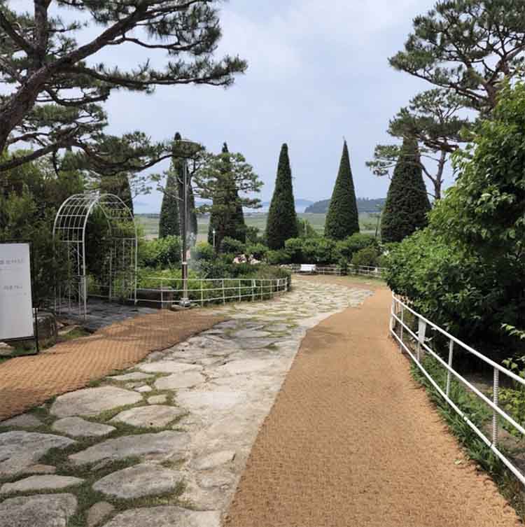 카페로 들어가는 길목