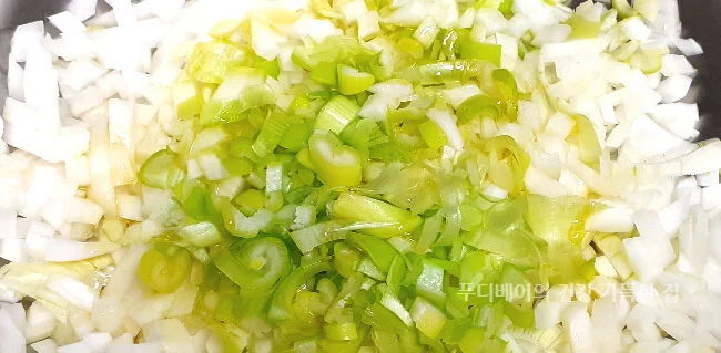 잘게-썬- 양파-대파에-올리브유-넣기