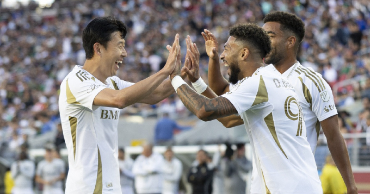 LAFC 선수들이 손을 쌓으며 아파트 아파트 외치는 장면