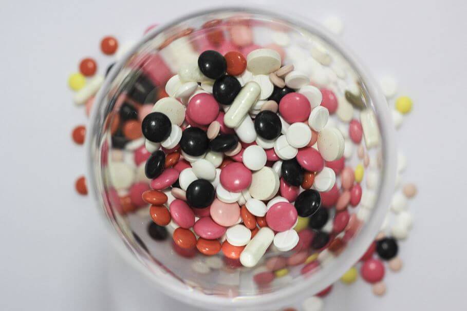 여러 종류의 알약들