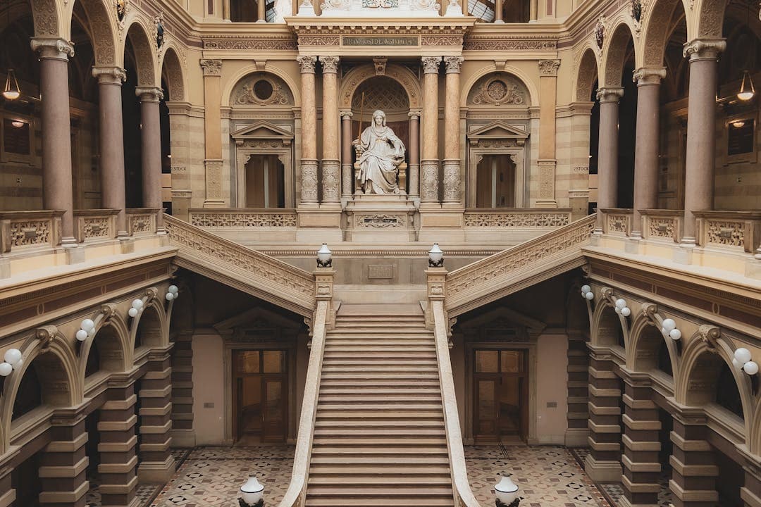 웅장한 계단과 조각상이 있는 유럽식 법원 내부 전경