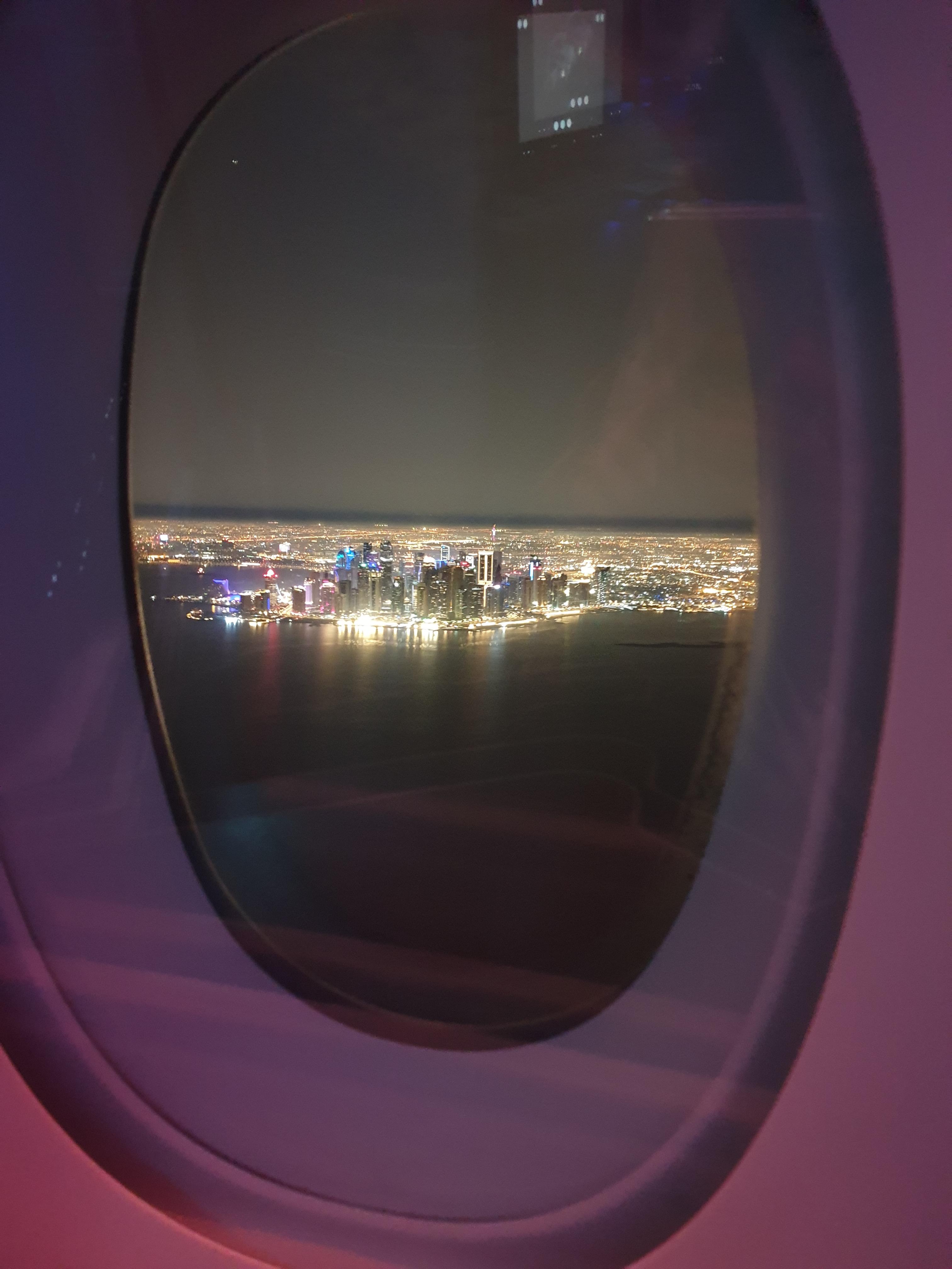 기내에서 내다본 도하의 화려한 야경