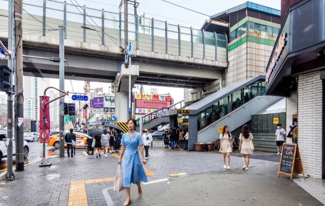 건대입구역 근처로 혼자 식사를 하러 가는 여성