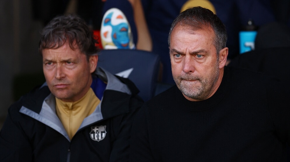 플릭 감독, 경기 중 진지한 표정으로 작전 지시하는 모습