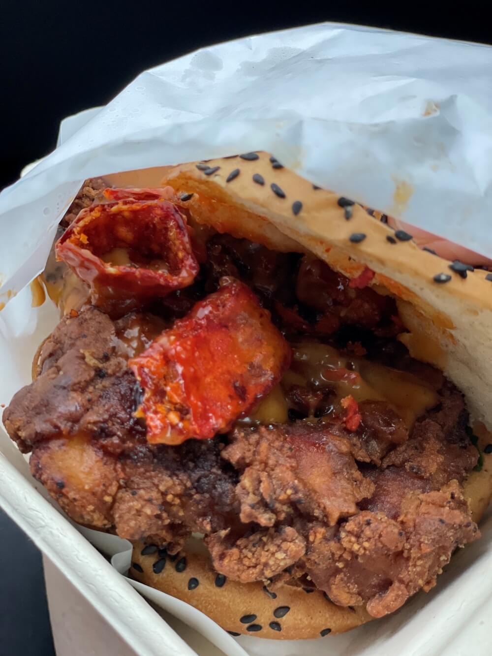 향취고추-부각을-넣은-쓰촨-버거-모습