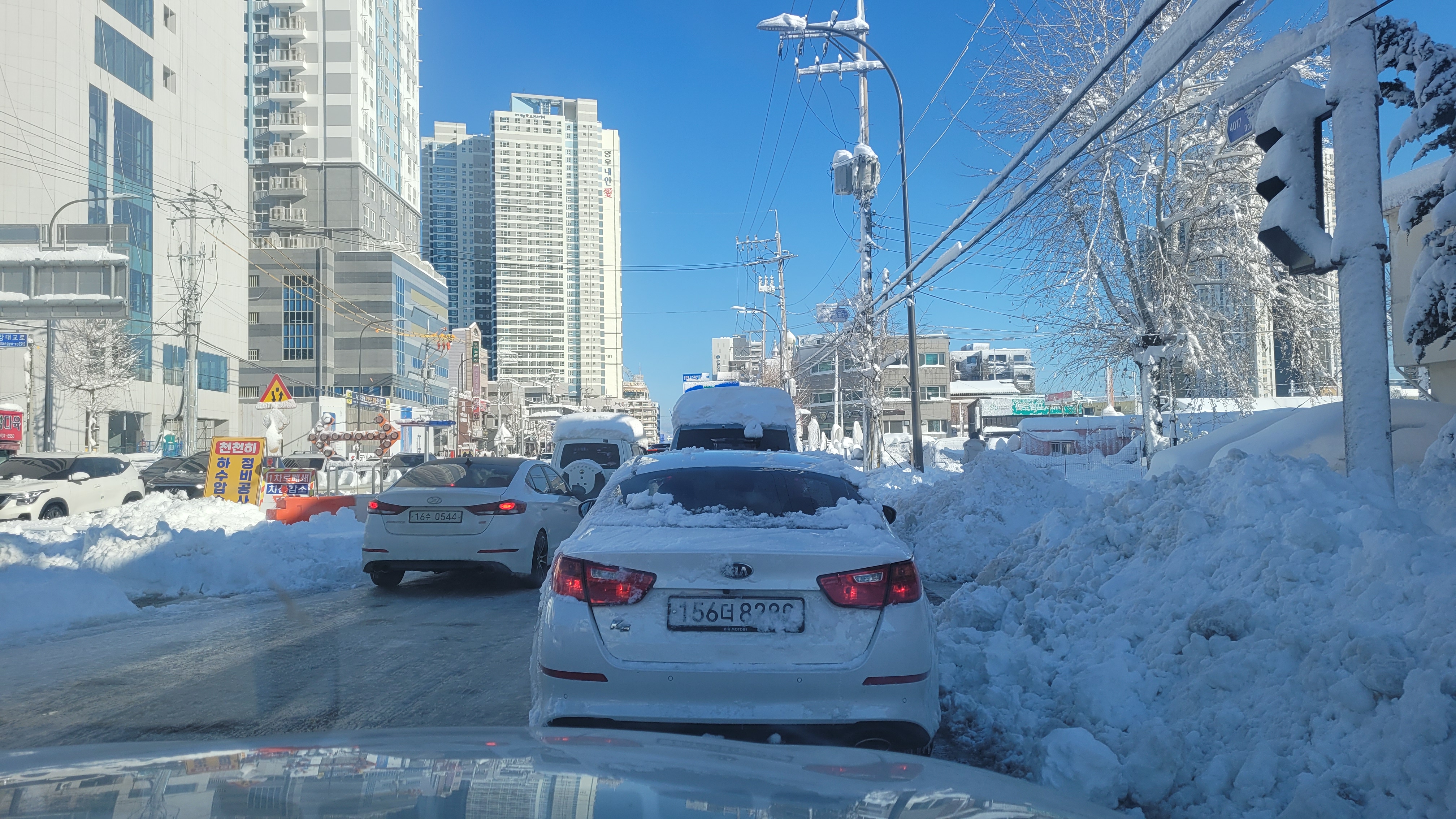 폭설로 마비 상태인 속초 시내