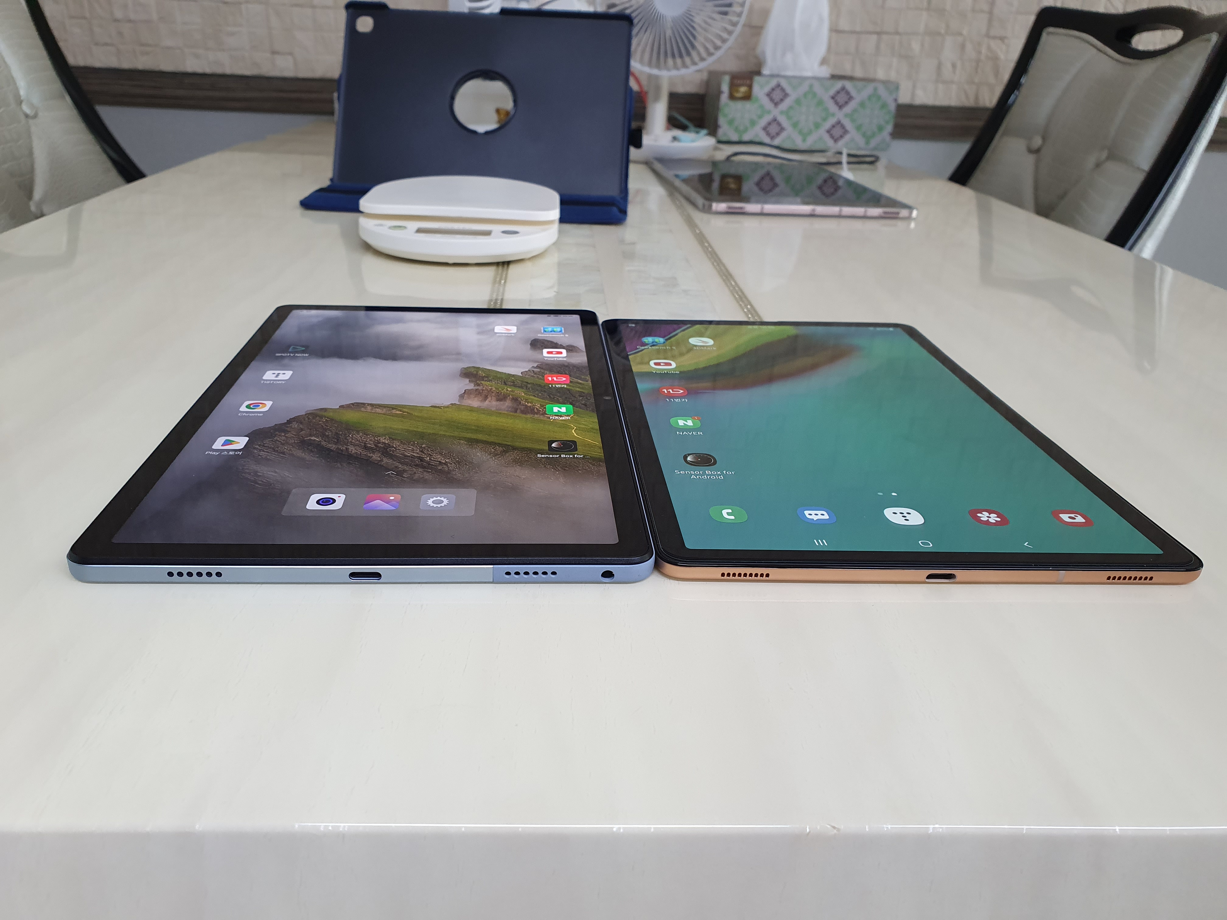 두께 비교 확실히 LCD를 달고 있는 P12가 두꺼움! 좌) P12 내수롬, 우) 갤탭S5e