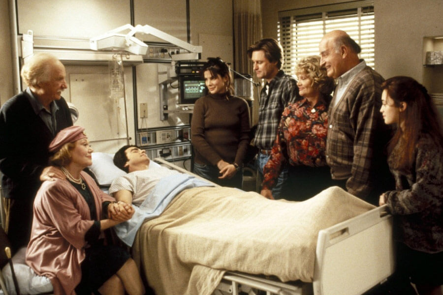 누워있는 피터 사이에 피터의 가족들과 루시가 서 있는 모습