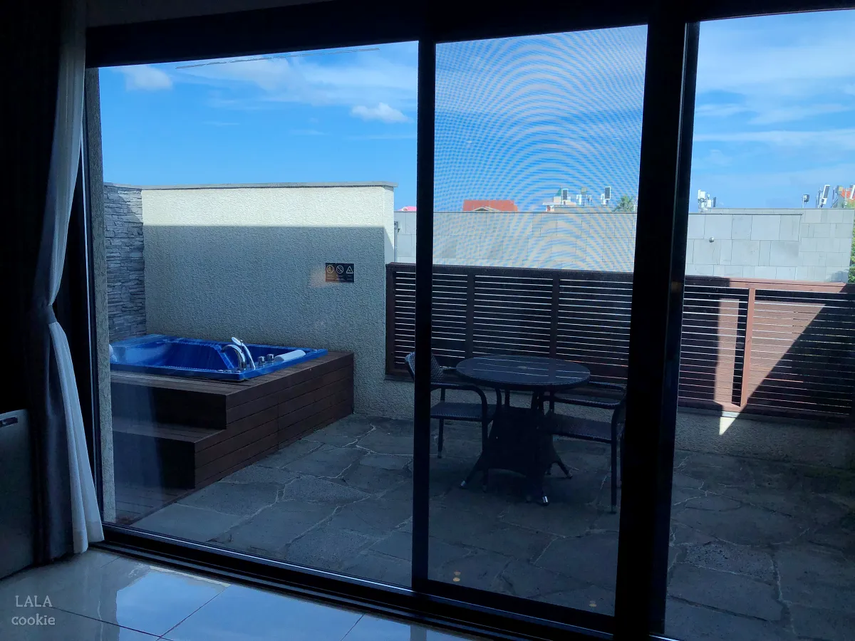 제주도-동쪽-가성비-숙소-아르츠-스파-앤-풀빌라-테라스-스파와-테이블