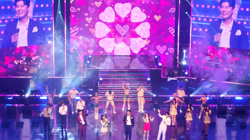 성남아트센터 오페라하우스 공연- 2022 트롯 전국체전 성남 콘서트 모습. 맨 앞줄에 한강 오유진 진해성 신미래 신승태가 보인다.