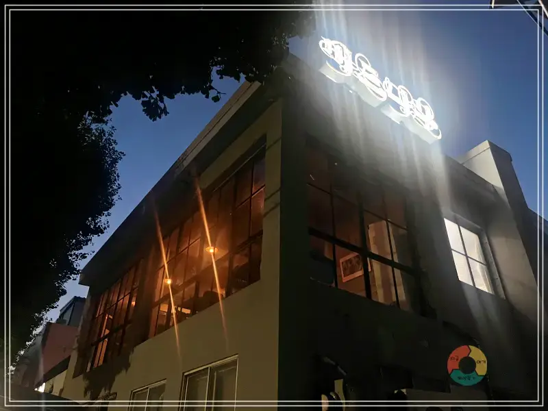 버드나무 브루어리_건물외관-이층건물-창문조명