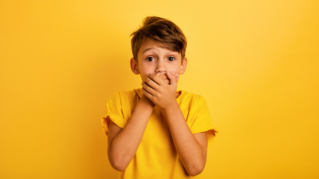 익숙한 환경에서 편안하게 말할 수 있음에도 불구하고 특정 사회적 상황에서 말하는 아동의 능력에 영향을 미치는 복합 불안 장애인 선택적 함구증.