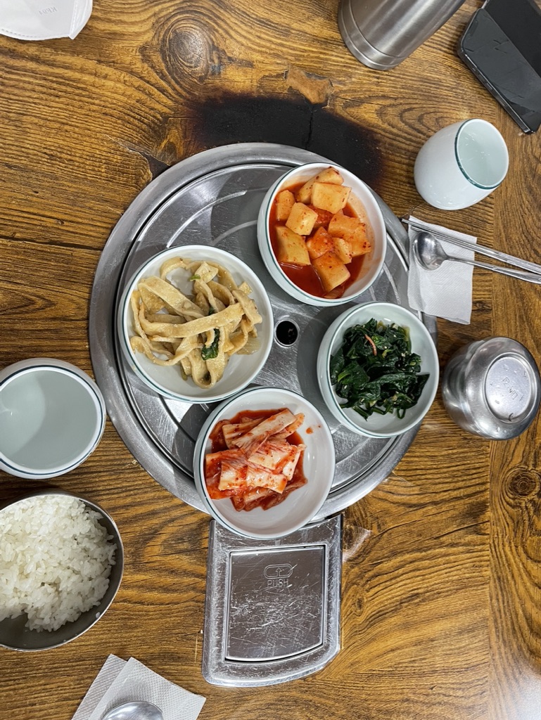 대우정 육개장 칼국수 테이블 세팅