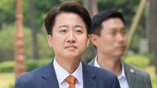 주황색 넥타이를 멘 이준석 개혁신당 의원
