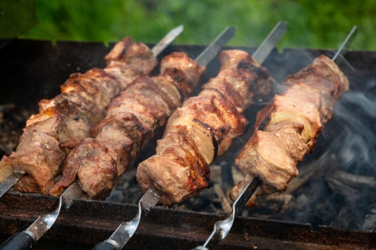 숯불에-구워지고있는-고기