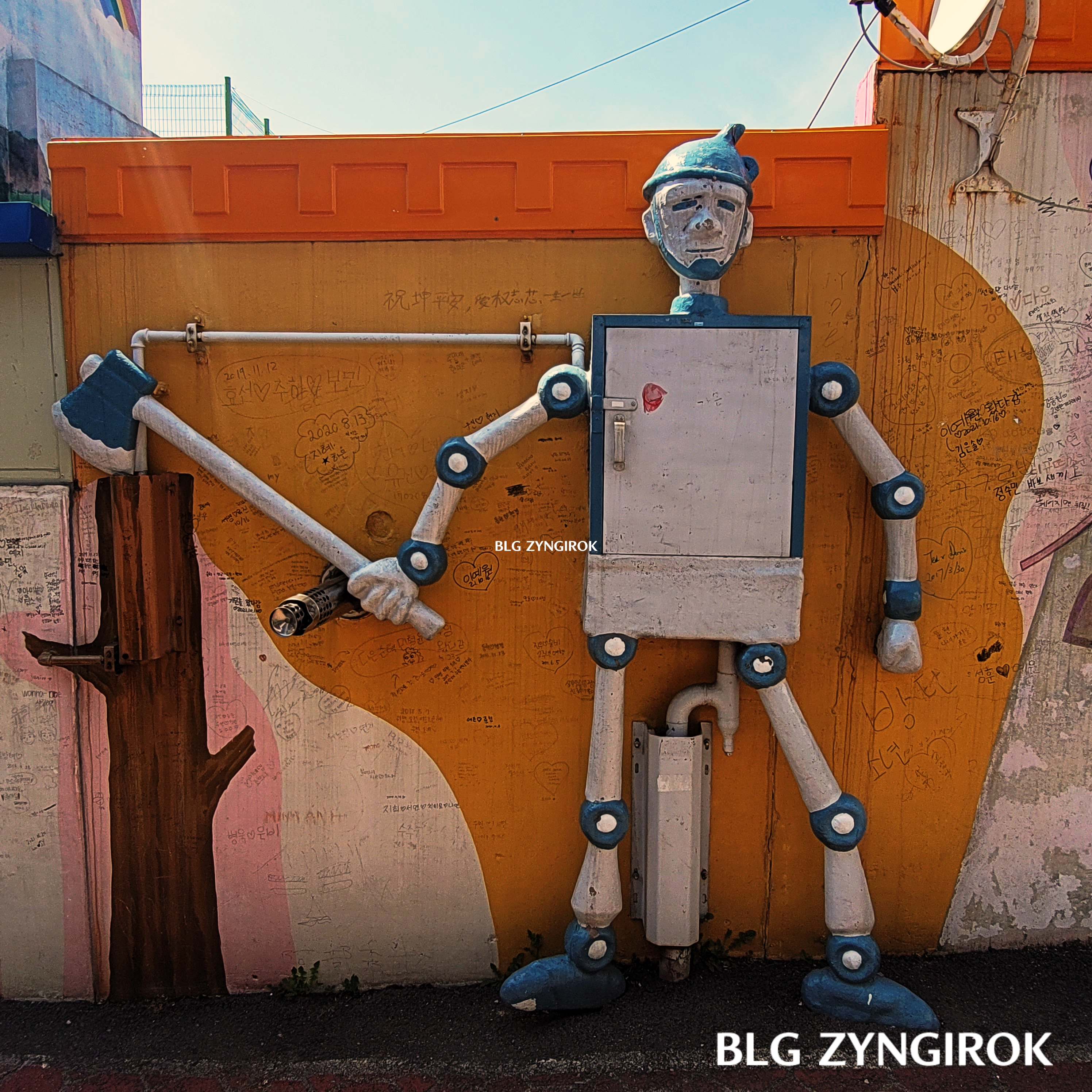 송월동 동화마을 오즈의 마법사의 틴맨 조형물이다.