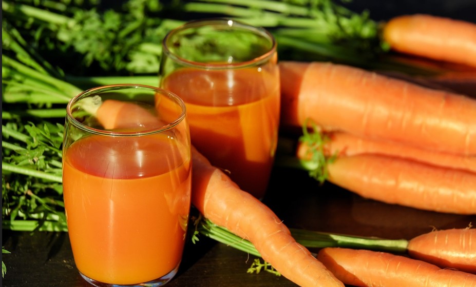 당근과 당근주스가 있는 사진