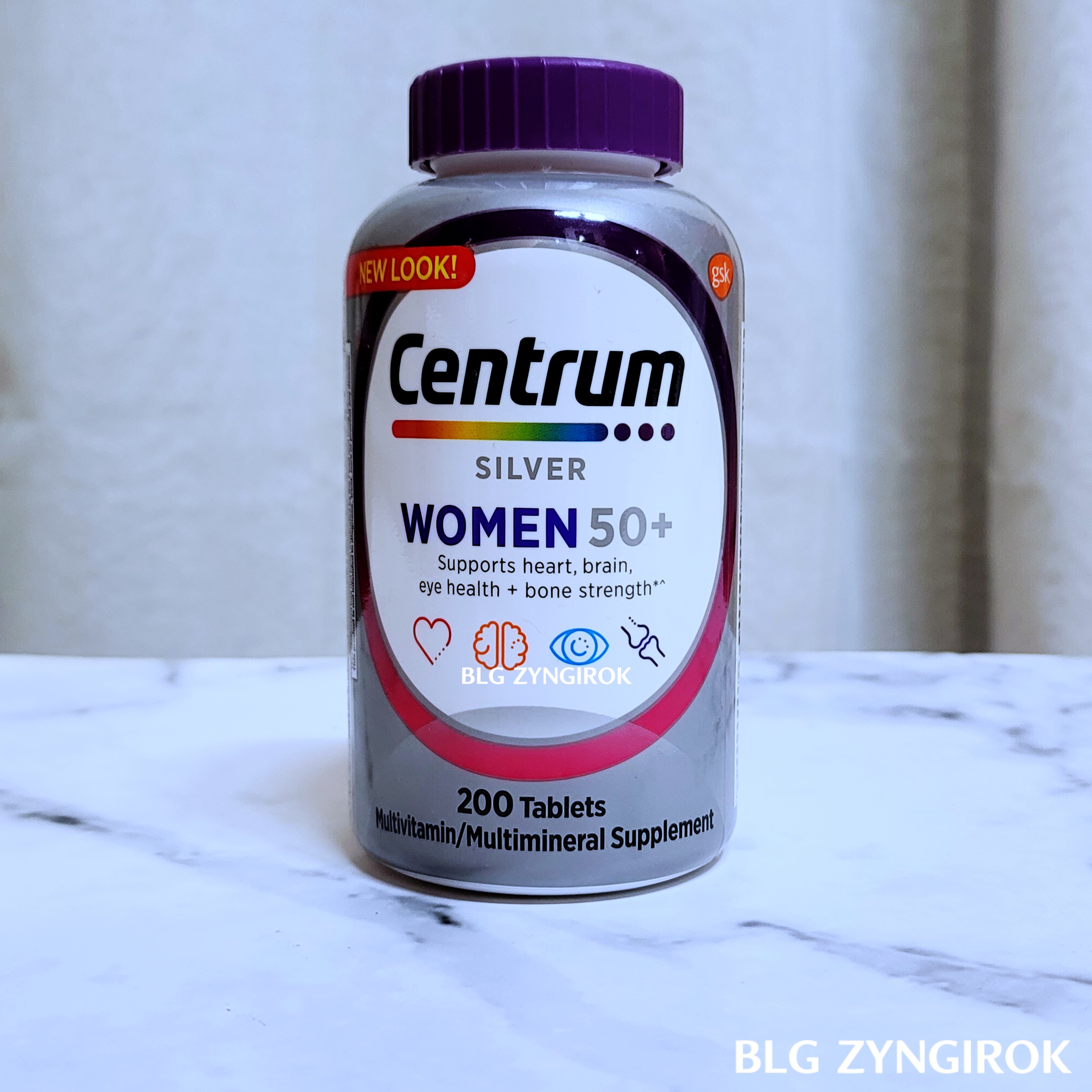센트럼 실버 여성용 멀티비마민 멀티미네랄 보충제가 놓여있다.