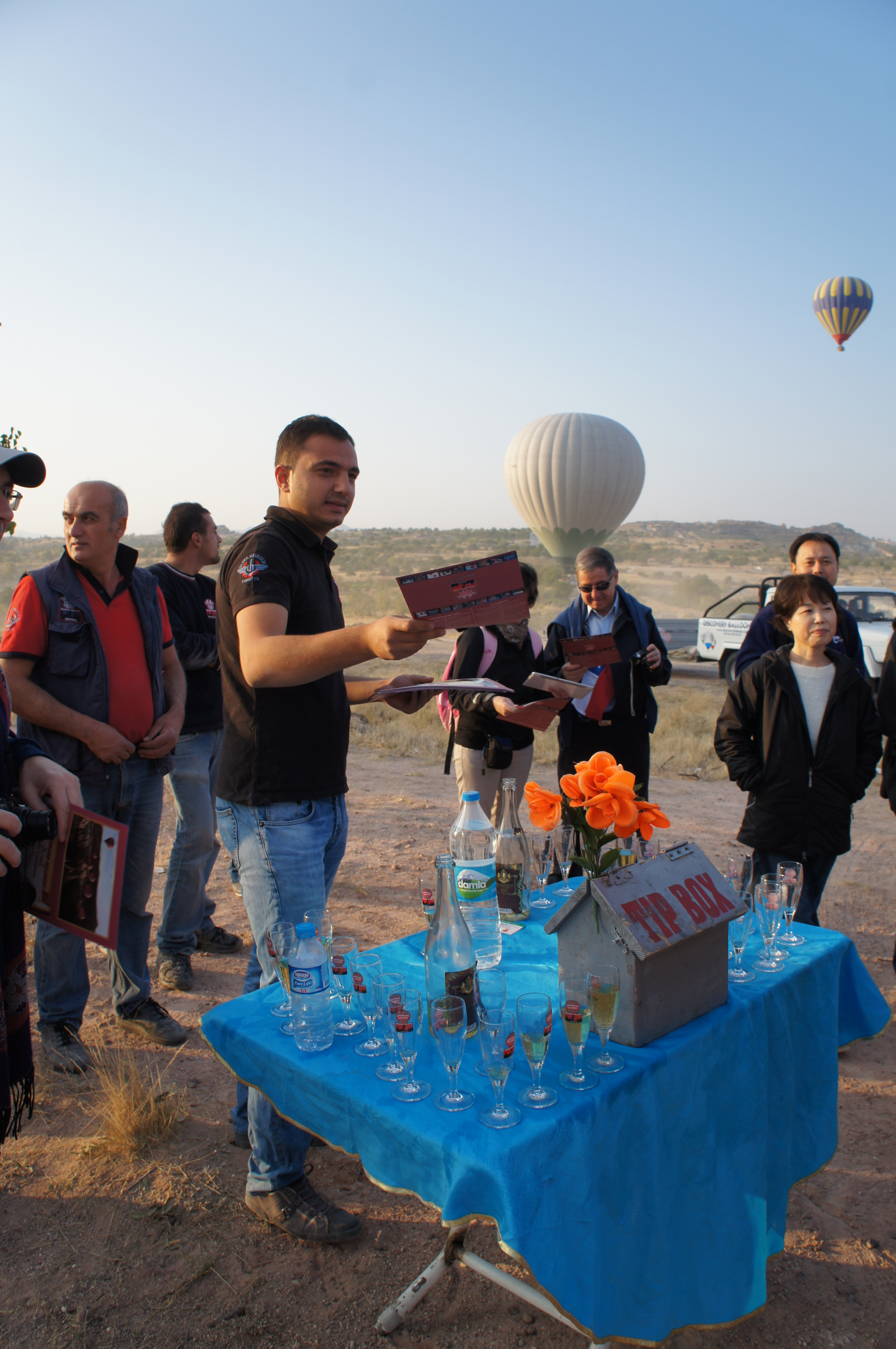 벌룬투어를 마치고 샴페인 축배