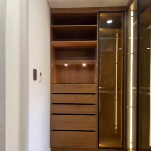 넒은 구조를 갖고 있는 드레스룸