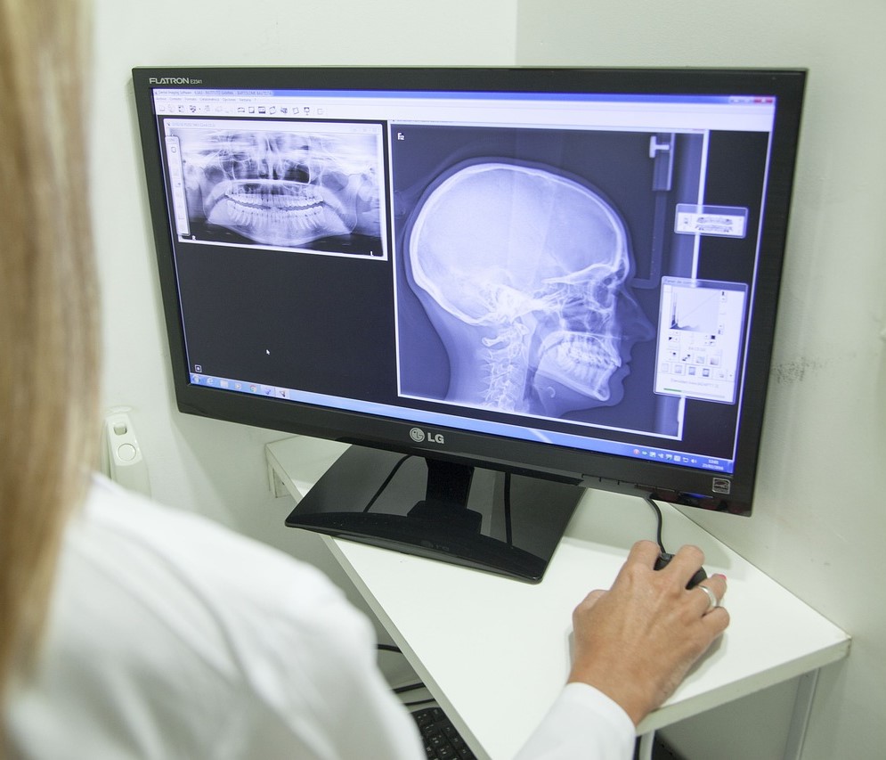 실습하는 의대생